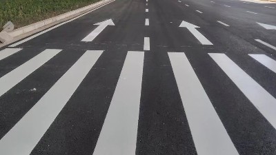 加熱型溶劑標(biāo)線涂料施工中溫度與粘度控制的核心工藝探討