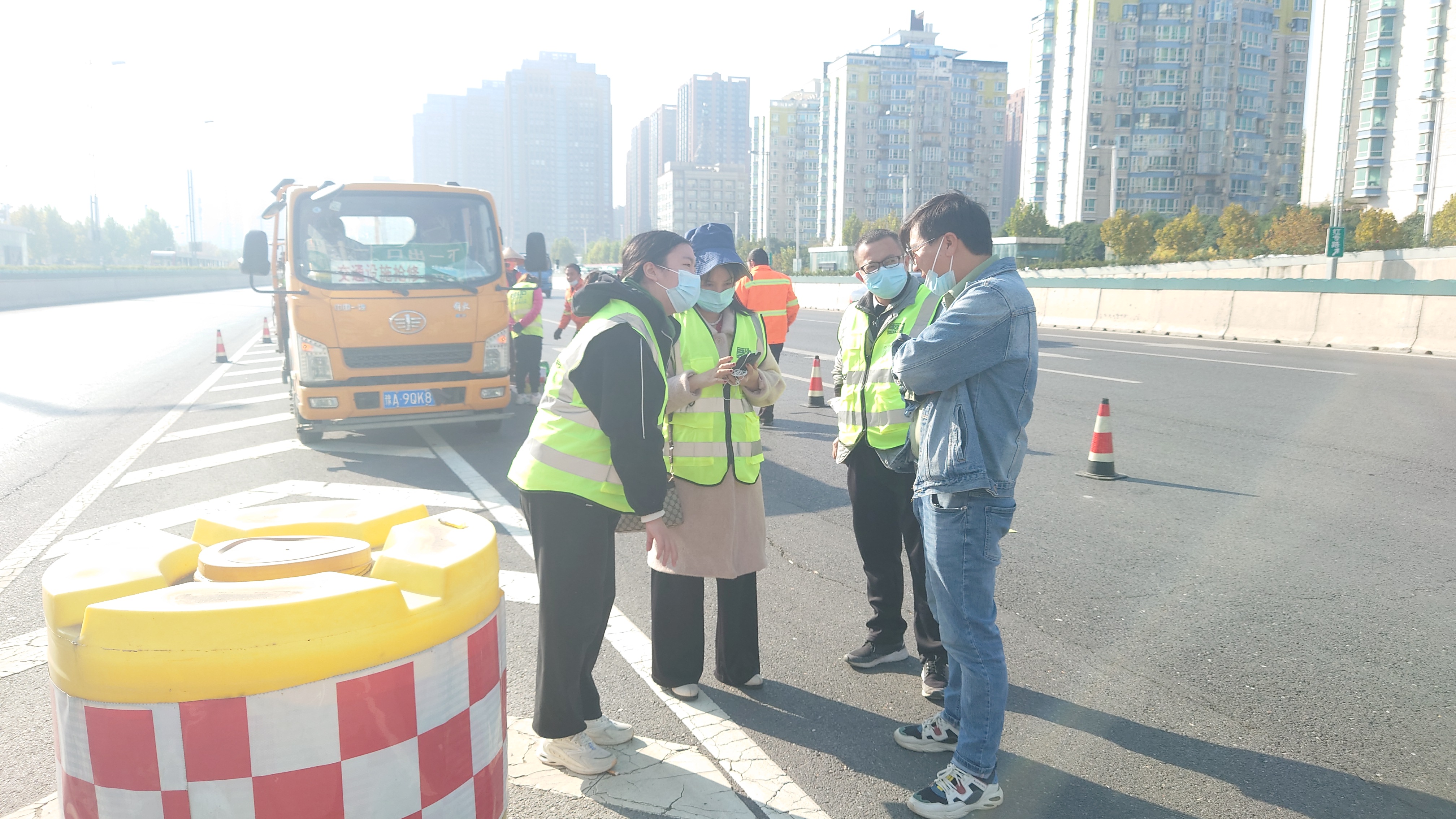 為什么熱熔標線涂料能成為<i style='color:red'>道路施工</i>的優(yōu)選？秘密在這里！