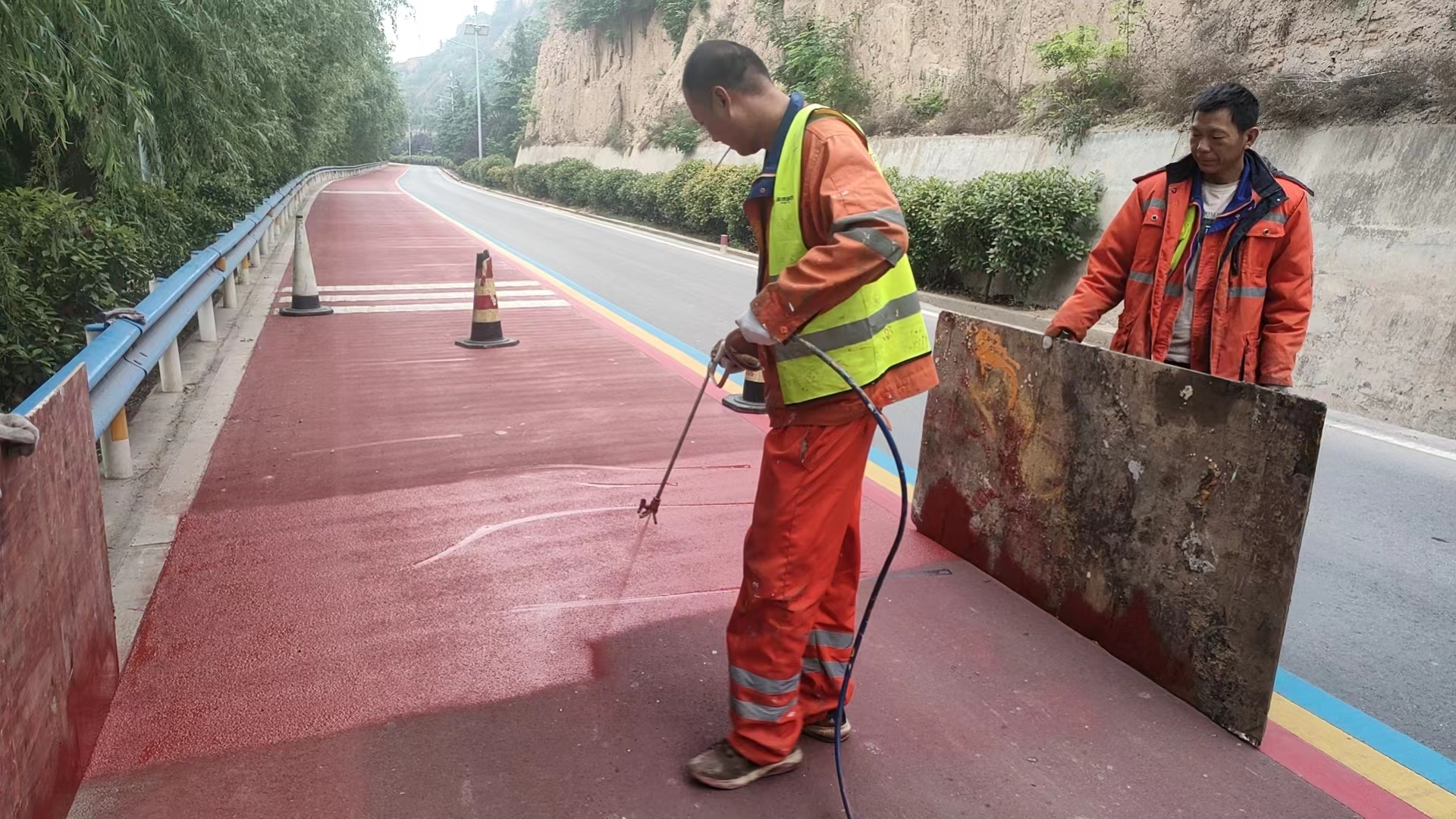 路面改色涂料<i style='color:red'>施工后</i>多久能通車？