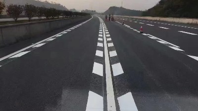 標準化生產流程支持定制化需求，熱熔標線涂料工廠快速響應市場