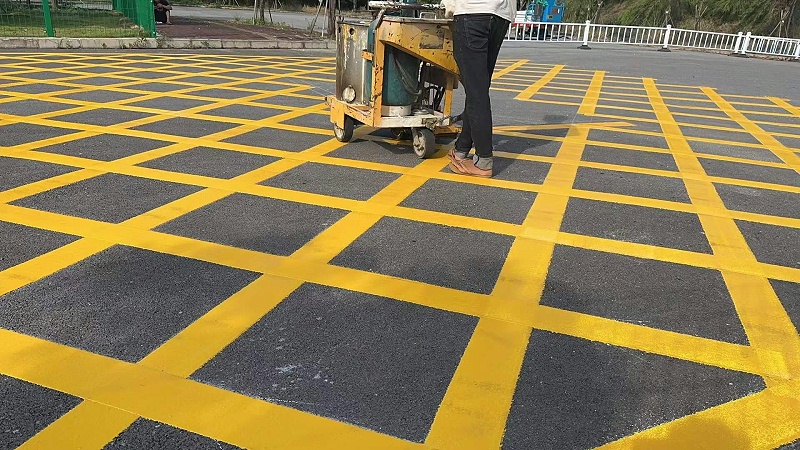 道路安全升級：功能性防滑涂料與傳統標線材料的核心差異解析
