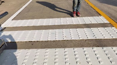 道路安全升級：功能性防滑涂料與傳統標線材料的核心差異解析